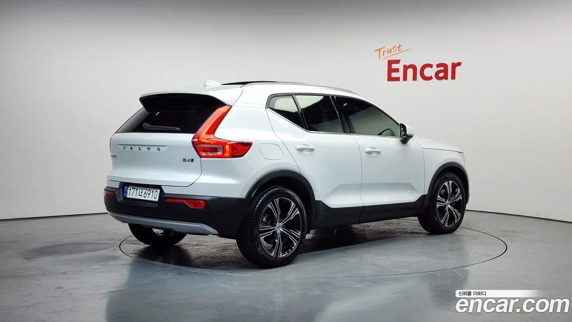 Volvo XC40 — фото 5