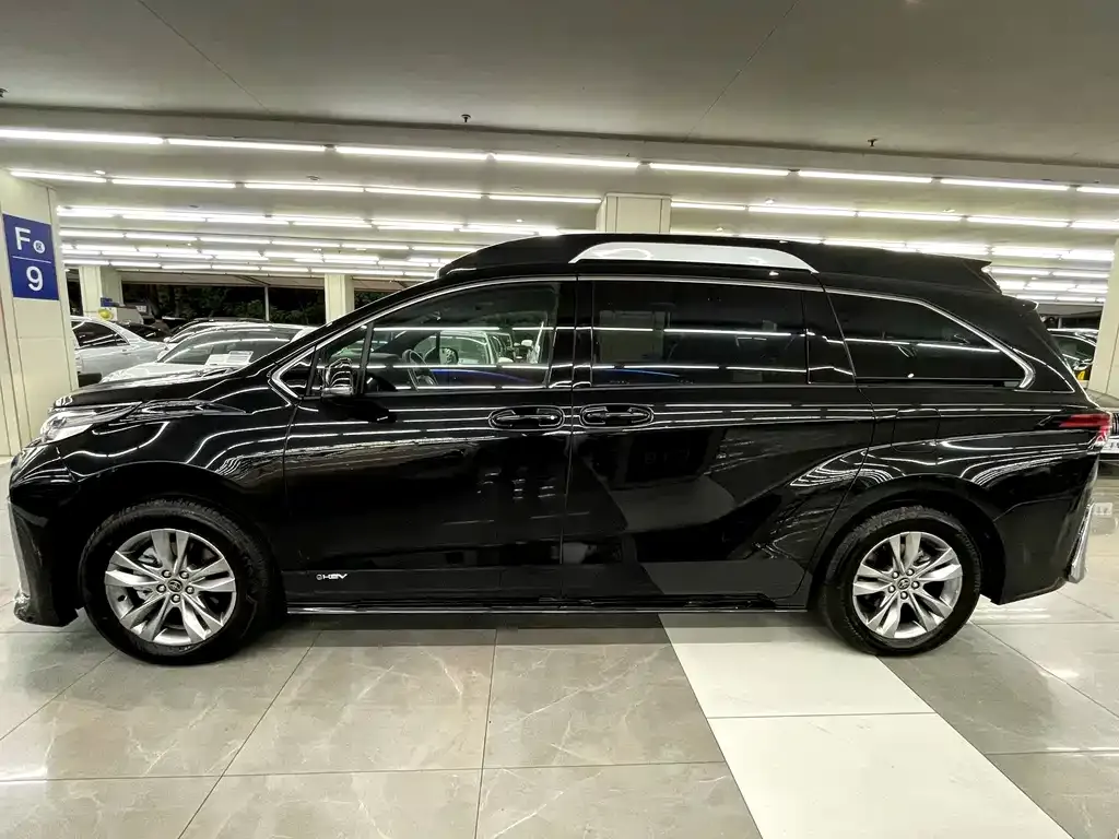 Toyota Sienna — фото 2