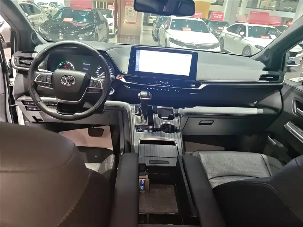 Toyota Sienna 2023 из CN, фото 2