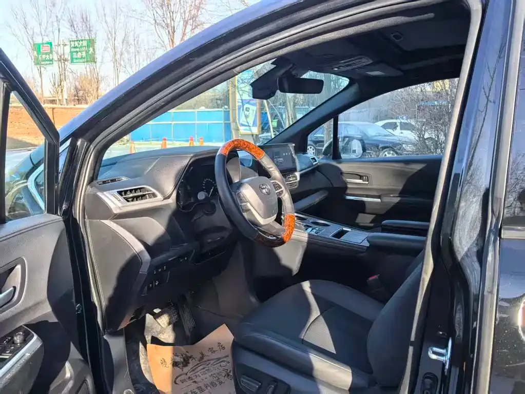 Toyota Sienna 2025 из CN, фото 4