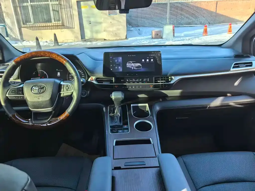 Toyota Sienna 2025 из CN, фото 3