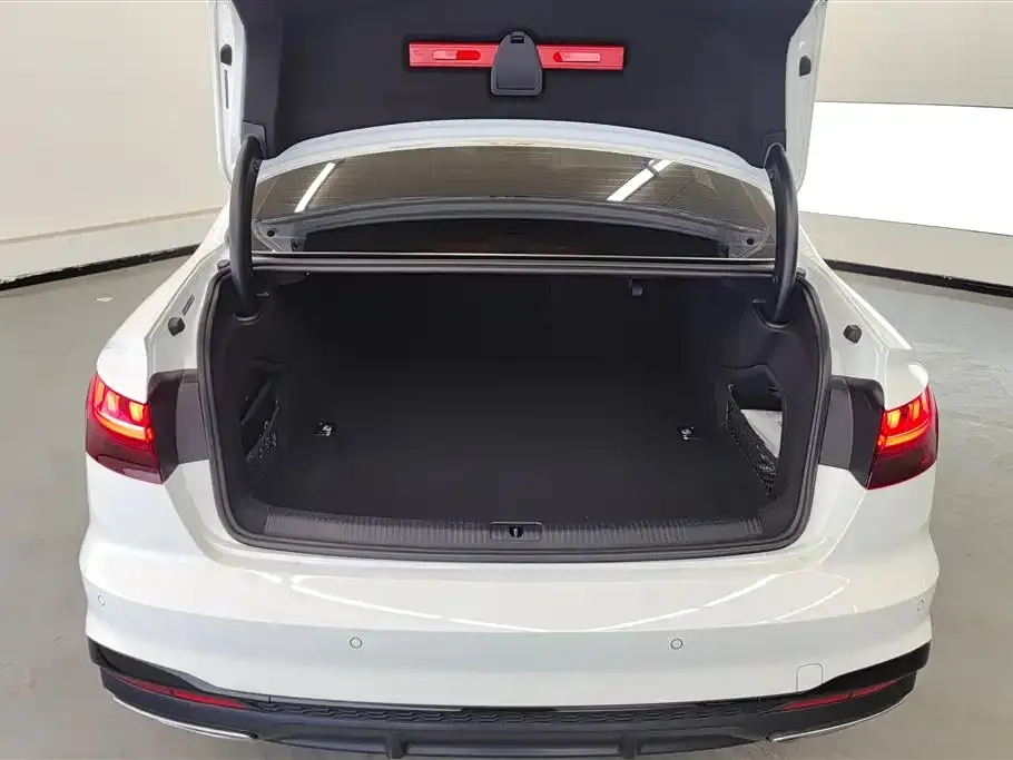 Audi A4L 2024 из CN, фото 3