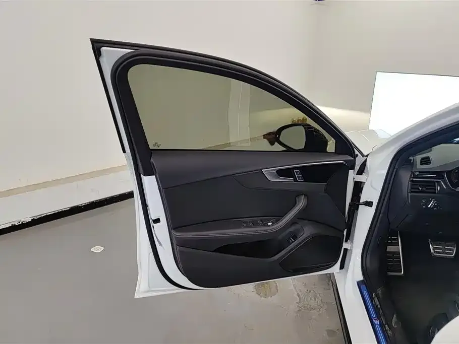 Audi A4L 2024 из CN, фото 2