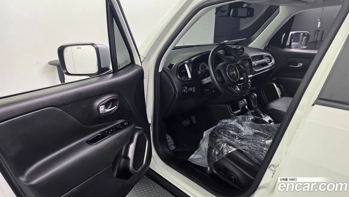 Jeep Renegade — фото 10