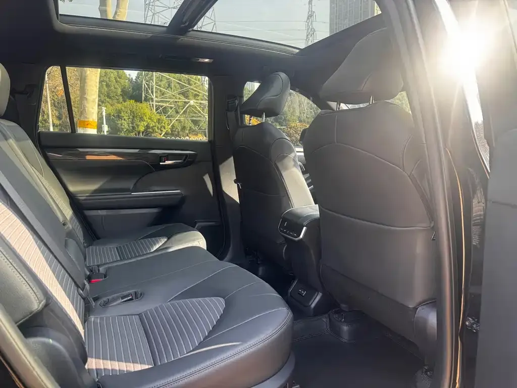 Toyota Crown Kluger 2024 из CN, фото 8