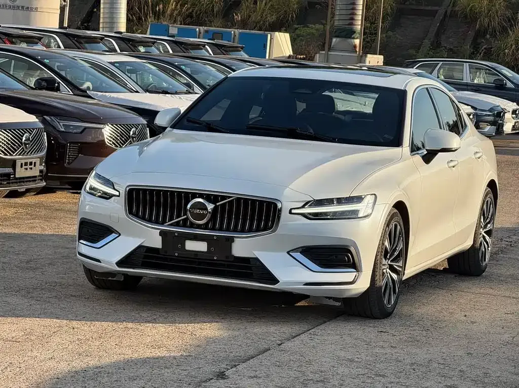 Volvo S60 — фото 1
