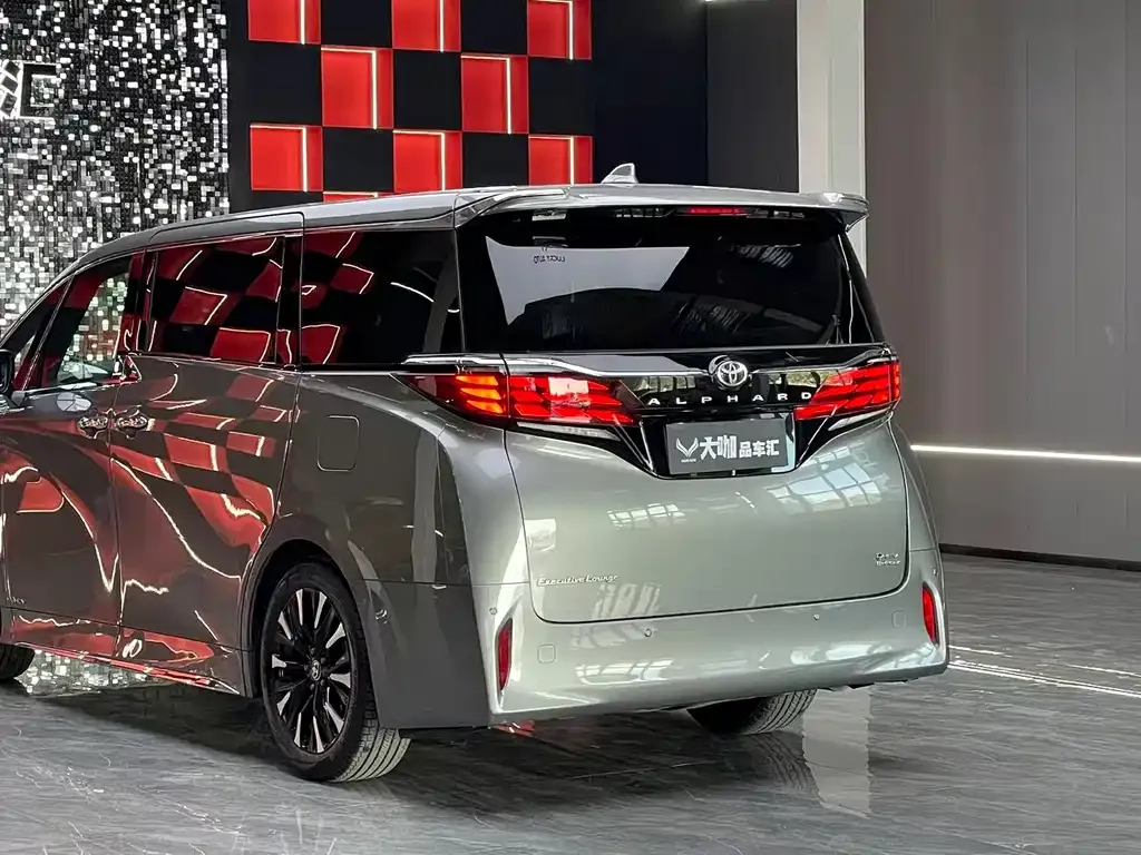 Toyota Alphard — фото 5
