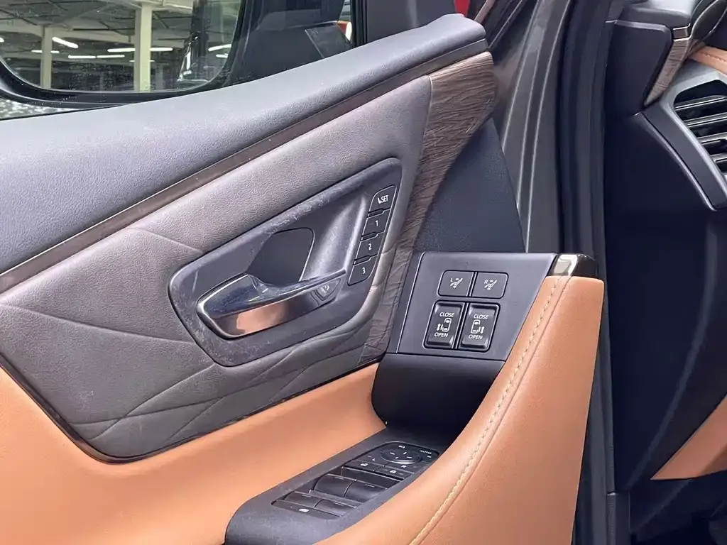 Toyota Alphard — фото 4