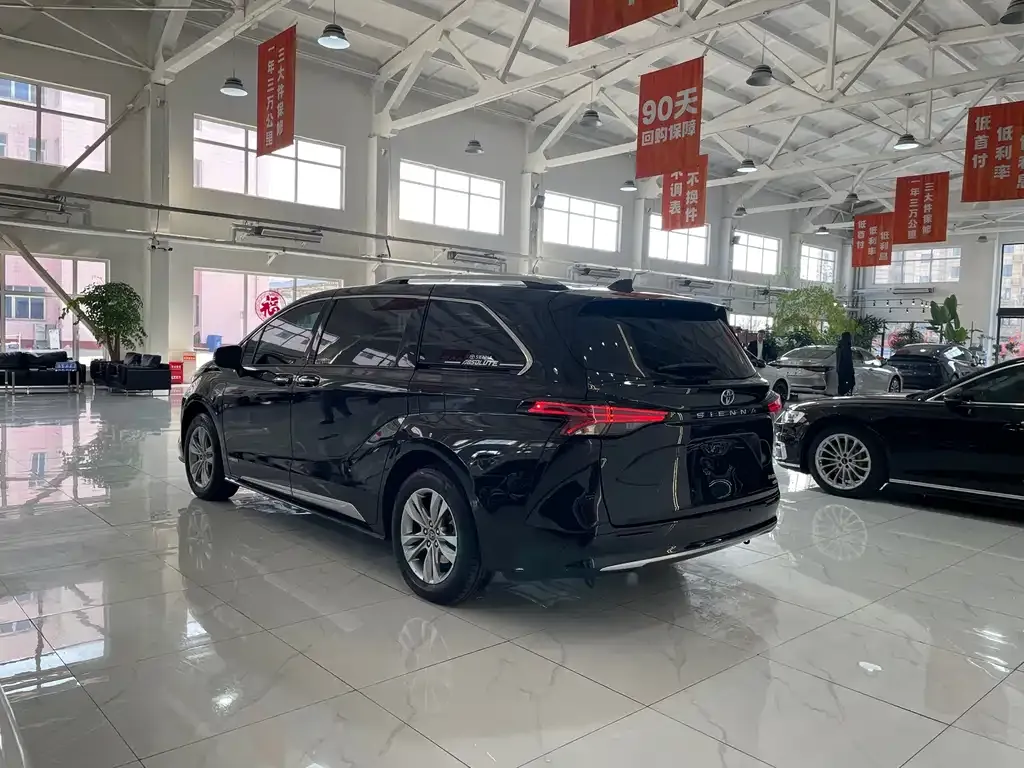 Toyota Sienna — фото 10