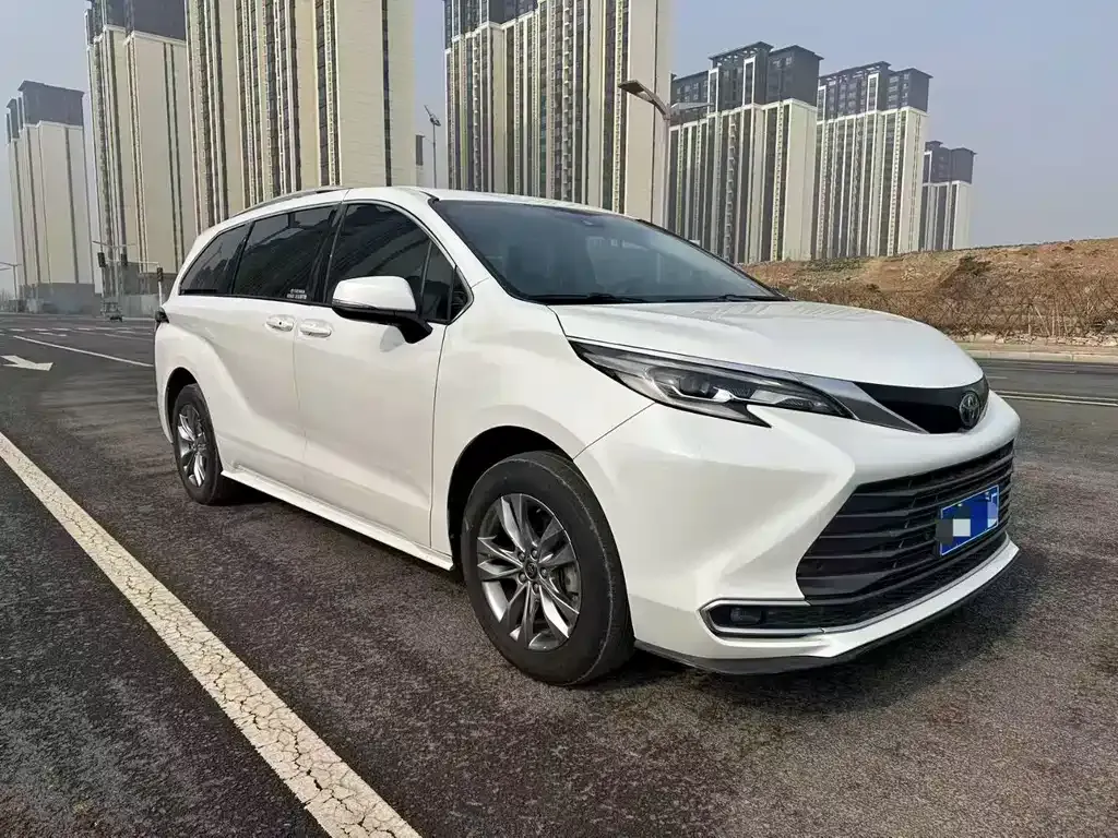 Toyota Sienna — фото 1