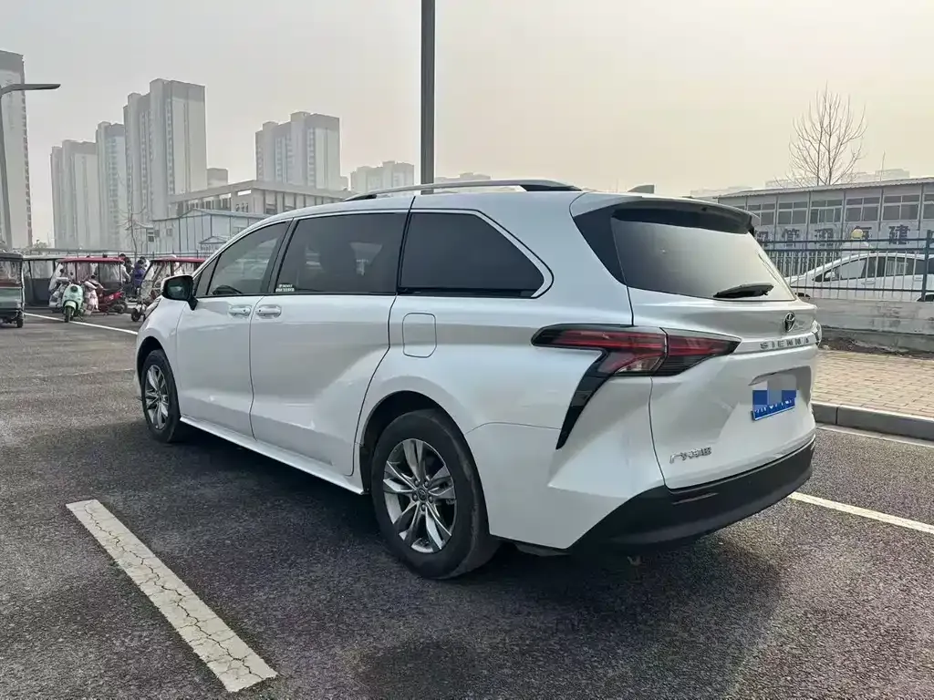 Toyota Sienna — фото 4