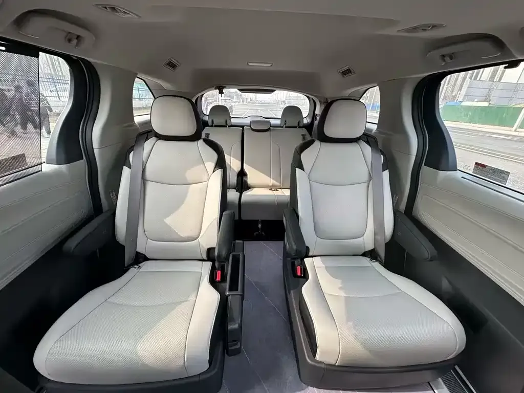 Toyota Sienna — фото 2