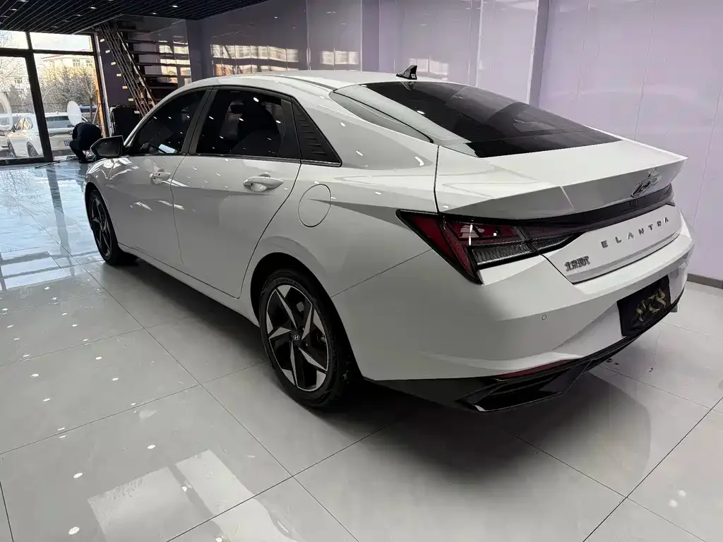 Hyundai Elantra — фото 3