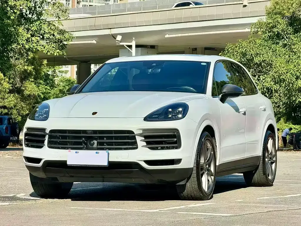 Porsche Cayenne — фото 1