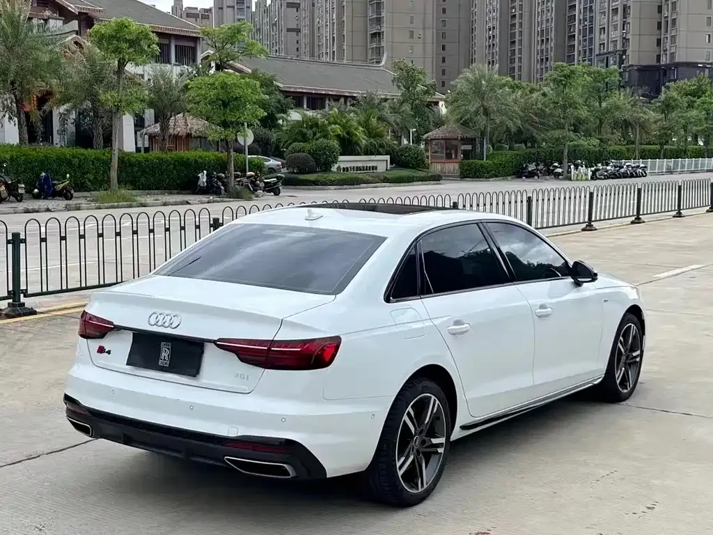 Audi A4L 2022 из CN, фото 4
