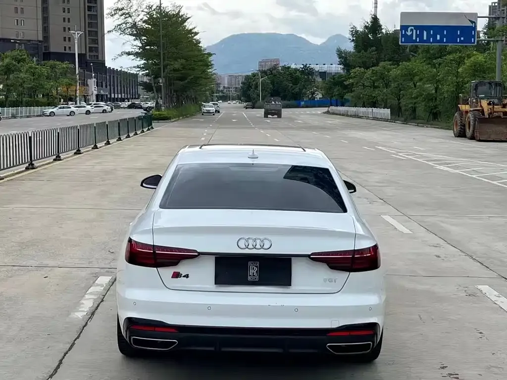 Audi A4L 2022 из CN, фото 2