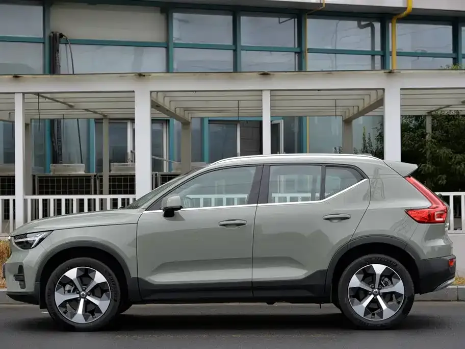 Volvo XC40 — фото 10