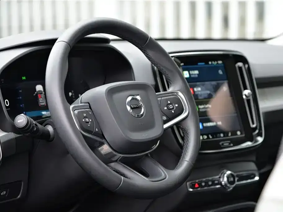 Volvo XC40 — фото 2