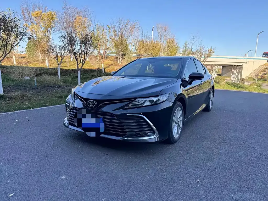 Toyota Camry — фото 1