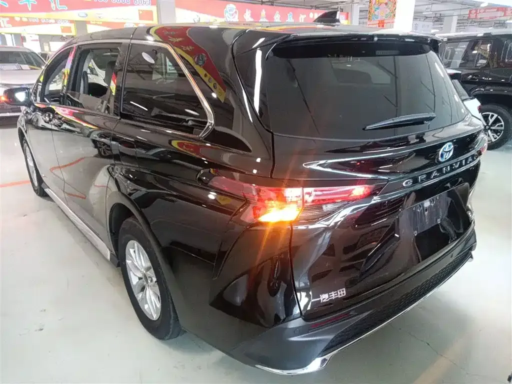 Toyota Granvia 2023 из CN, фото 10