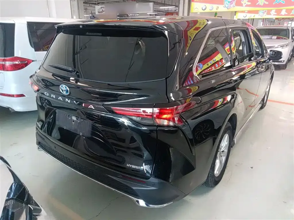 Toyota Granvia 2023 из CN, фото 3