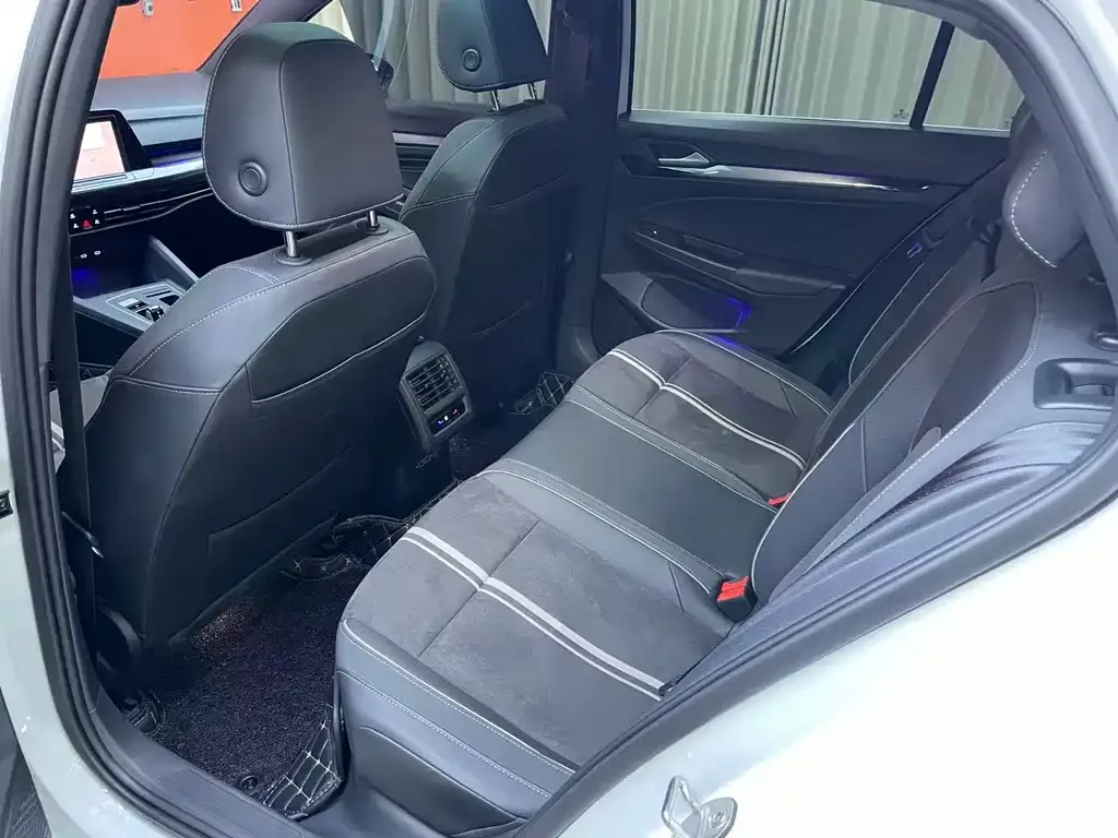 Volkswagen Golf 2024 из CN, фото 2