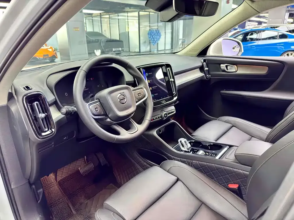 Volvo XC40 — фото 10