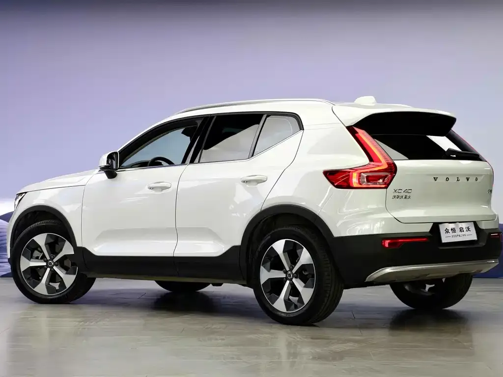 Volvo XC40 — фото 7