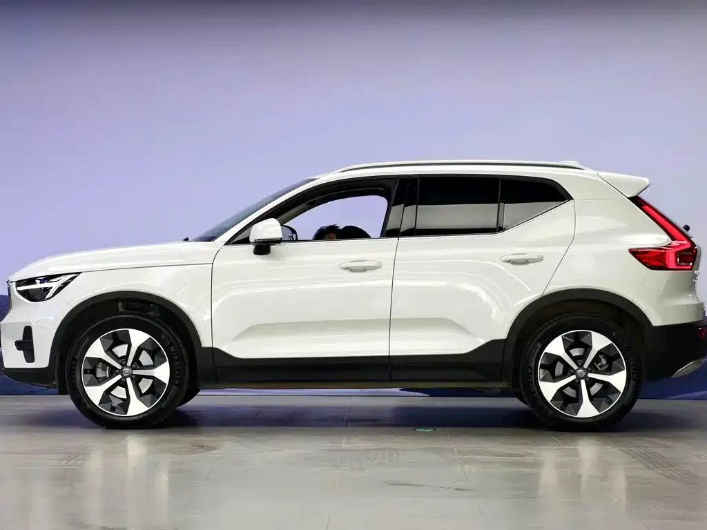 Volvo XC40 — фото 6
