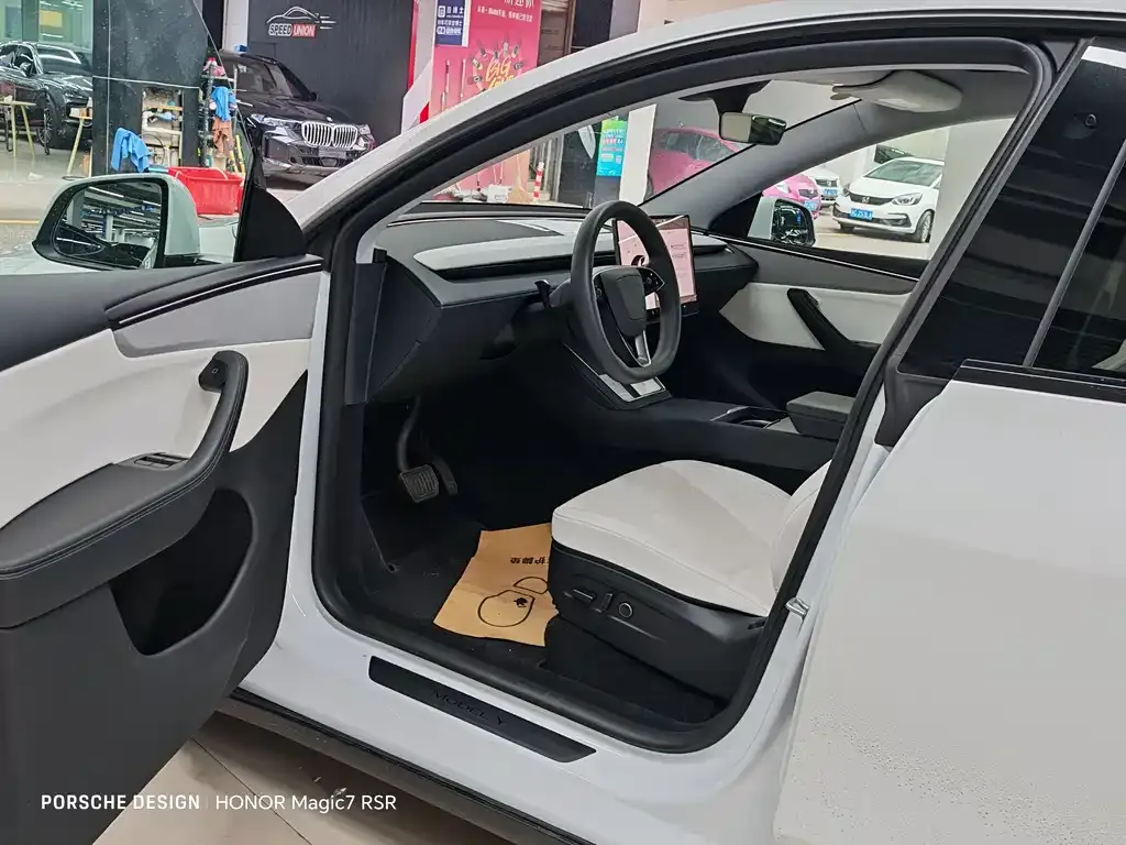 Tesla Model Y — фото 6