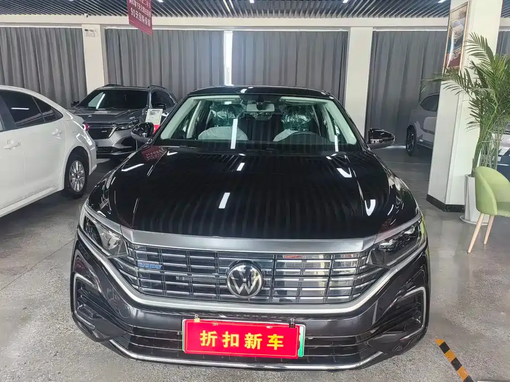 Volkswagen Passat New Energy — фото 1