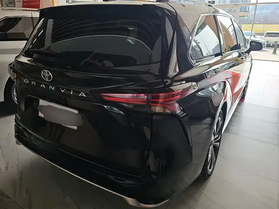Toyota Granvia 2023 из CN, фото 2