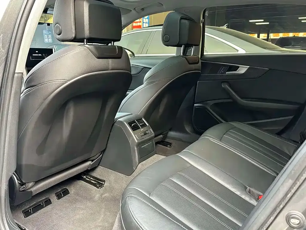 Audi A4L 2022 из CN, фото 10