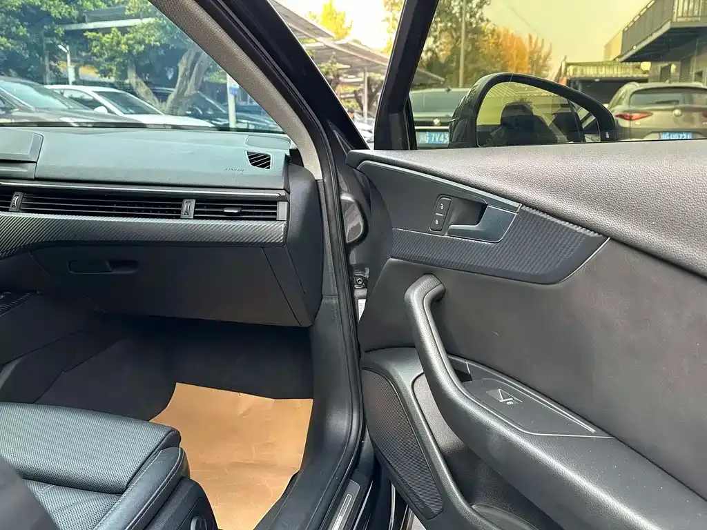 Audi A4L 2022 из CN, фото 4