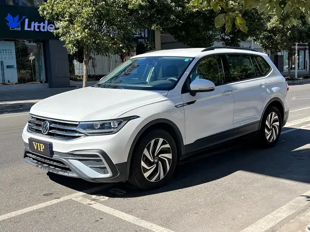 Volkswagen Tiguan L — фото 1