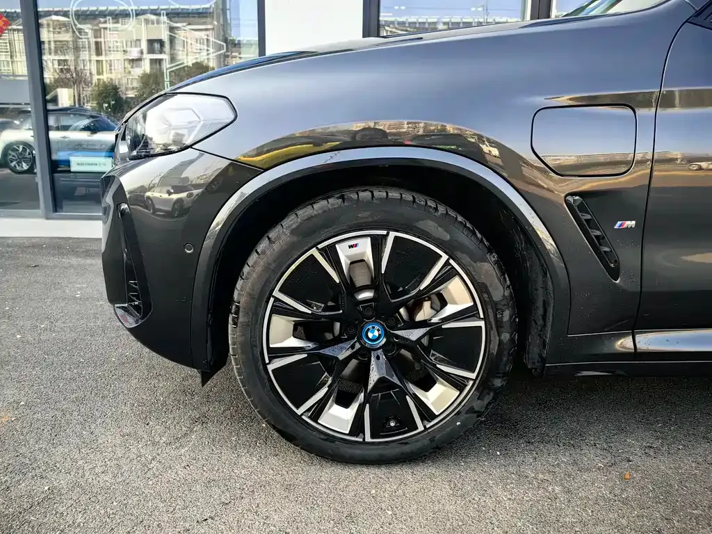 BMW iX3 — фото 10