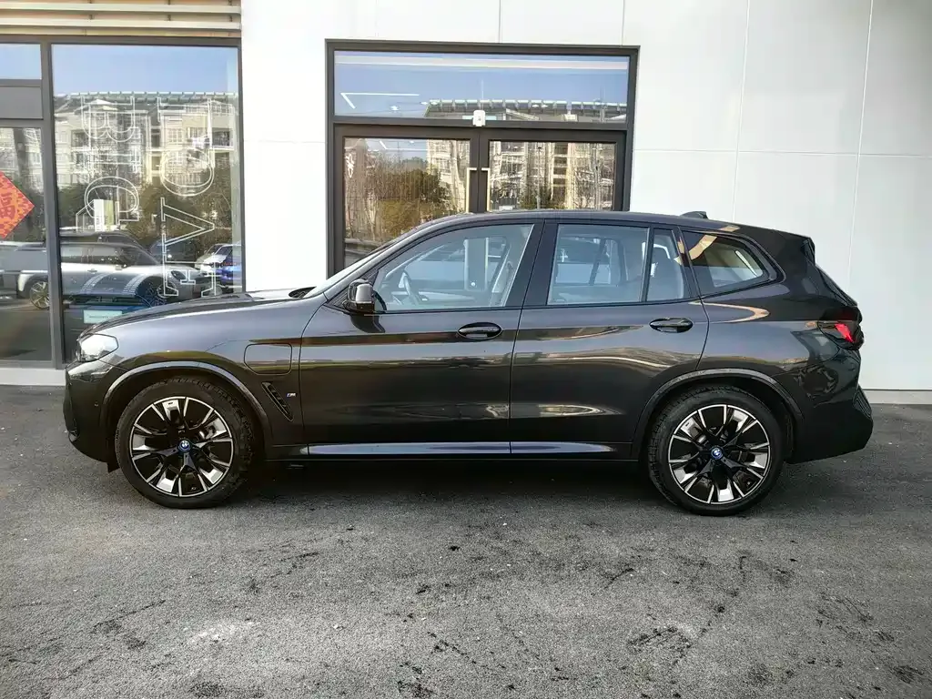 BMW iX3 — фото 8