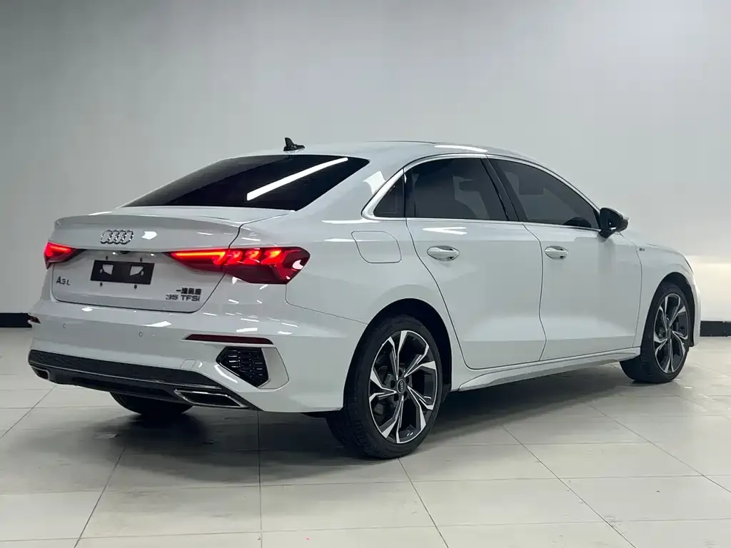Audi A3 2023 из CN, фото 2