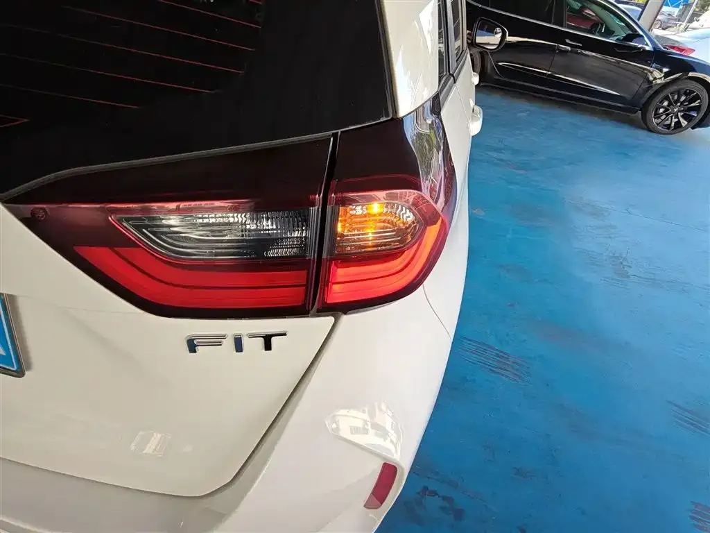 Honda Fit — фото 10