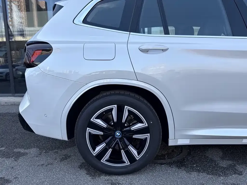 BMW iX3 — фото 4