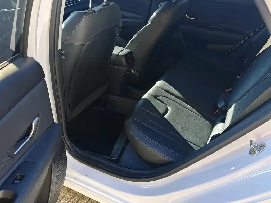 Hyundai Elantra 2023 из CN, фото 3