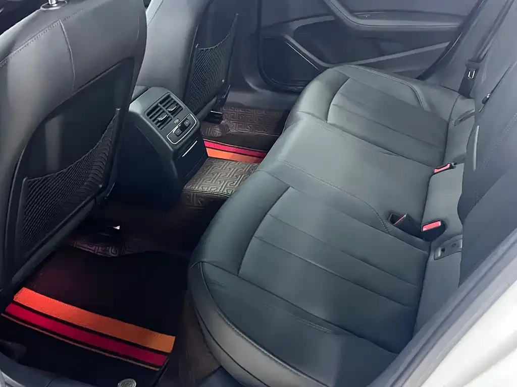 Audi A4L 2021 из CN, фото 2