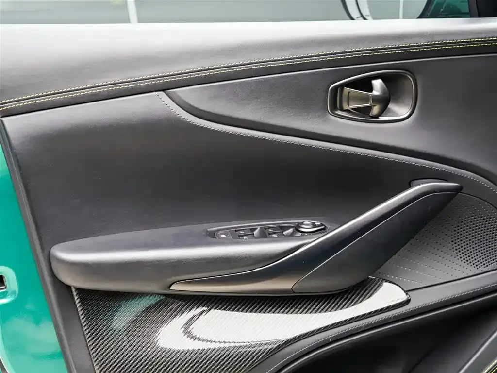 Aston Martin DBX 2024 из CN, фото 6
