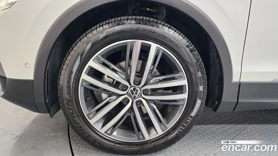 Volkswagen Tiguan — фото 10