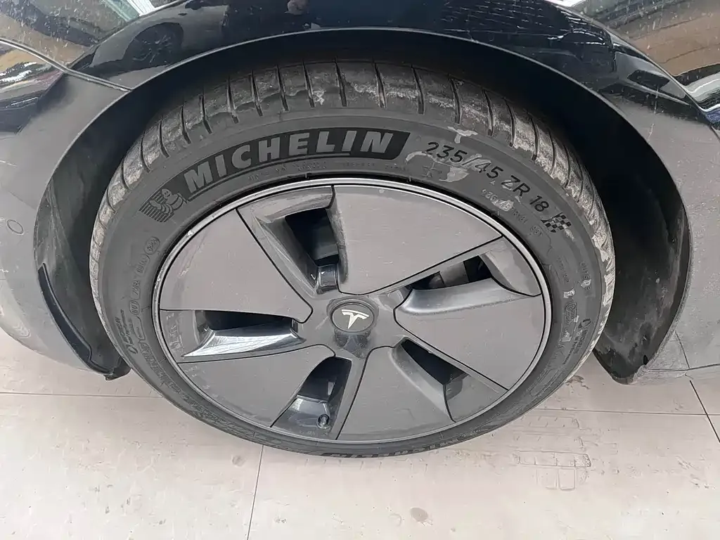 Tesla Model 3 — фото 9