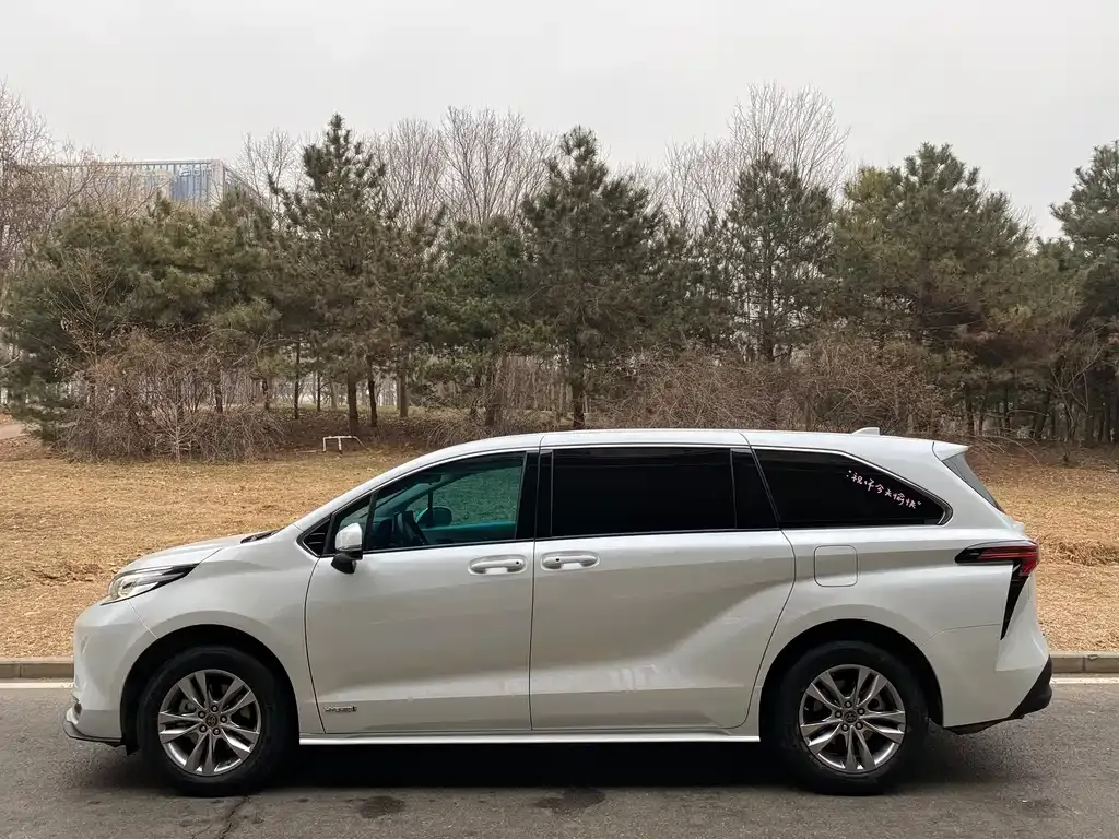 Toyota Sienna 2024 из CN, фото 4