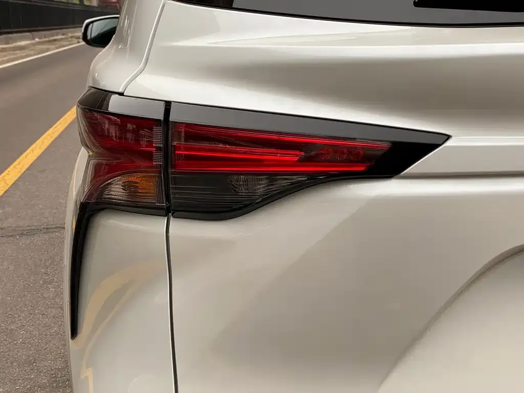 Toyota Sienna 2024 из CN, фото 2