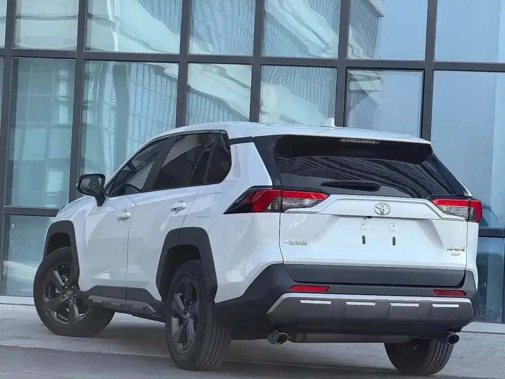 Toyota RAV4 2023 из CN, фото 2