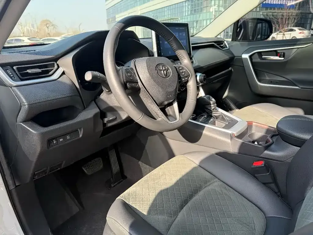 Toyota RAV4 2023 из CN, фото 10