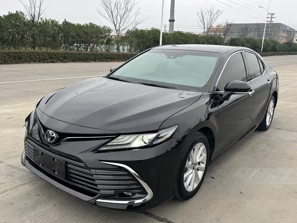 Toyota Camry — фото 1